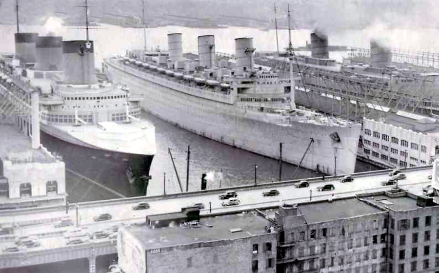 The damage bow of Queen Mary on arrival in a harbour after the accident.1945-8